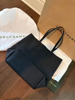Longchamp Black Leather Tote in Pebbled Finish